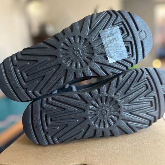 UGG Women’s Mini Shearling Logo Boots Size 7 - Picture 7 of 8